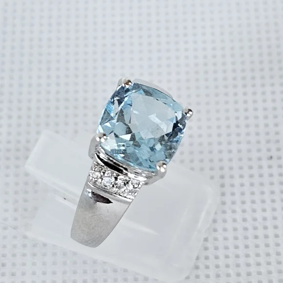 Beautiful Genuine Sky Blue Topaz & Diamond Ring Size 9! - Picture 3 of 7